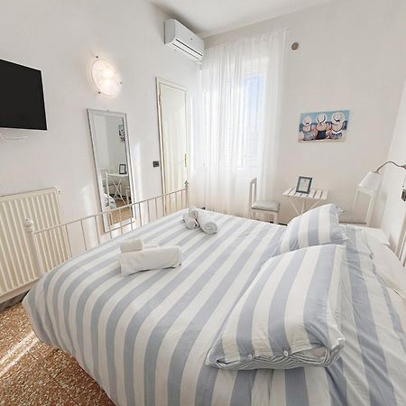 ヴィアレッジョ A Casa Di Mario E Nene Bed & Breakfast エクステリア 写真